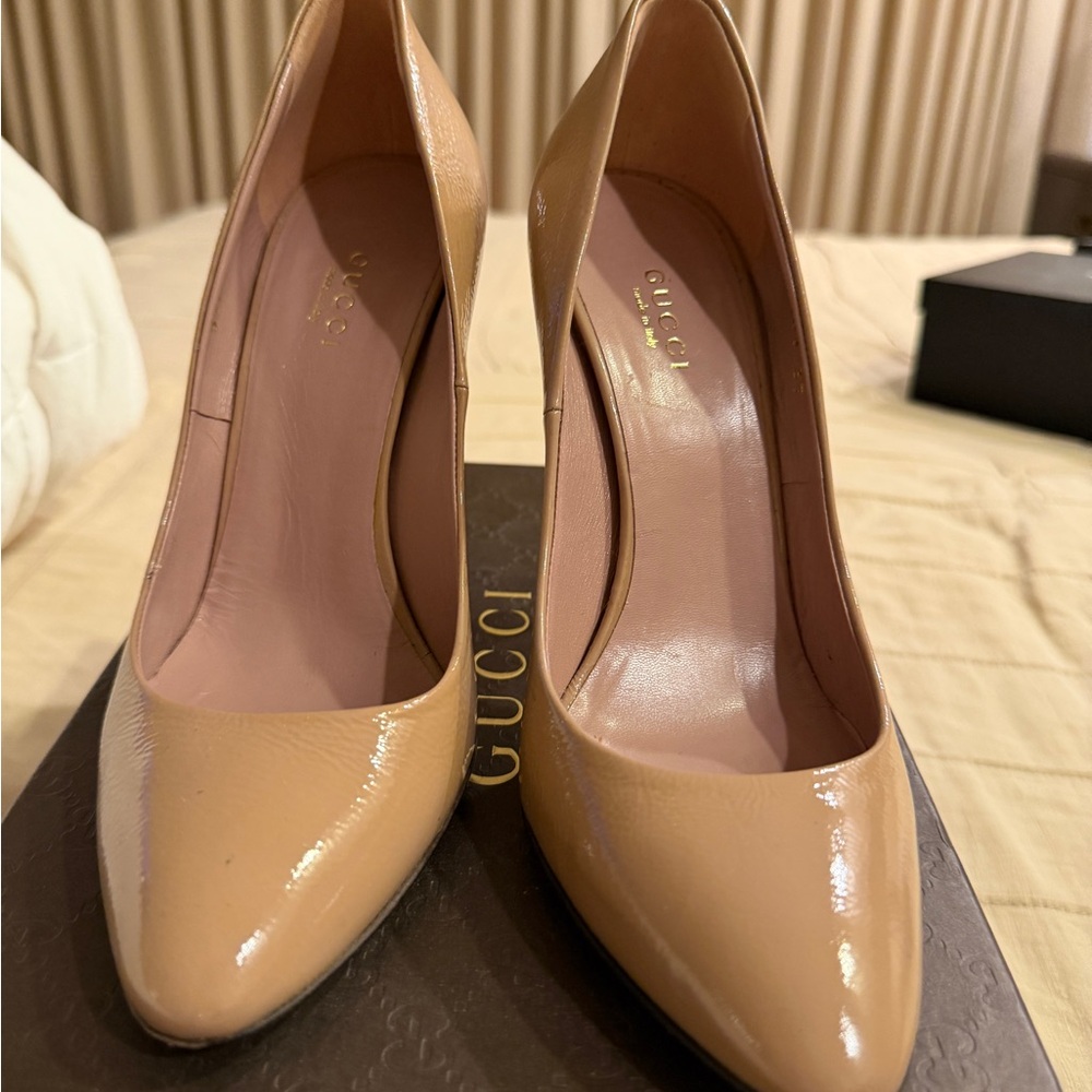 Gucci Women's Beige Patent Leather Heels. Size 7
